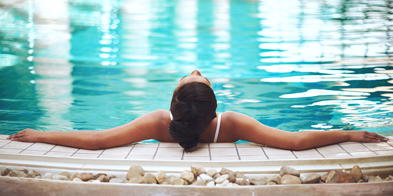 Beatiful girl relaxing at swimming pool